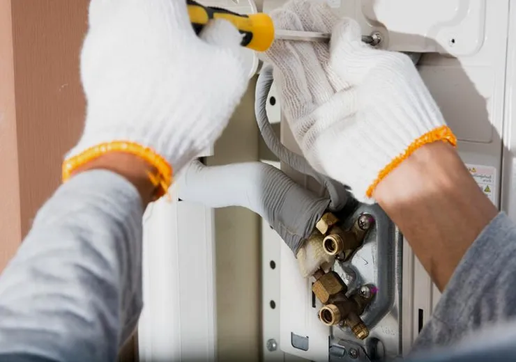 Técnico preparando materiales de calefacción en Camarzana de Tera