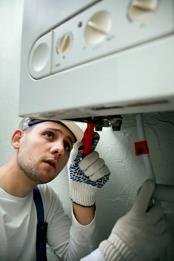Técnico preparando materiales de calefacción en Mocejón