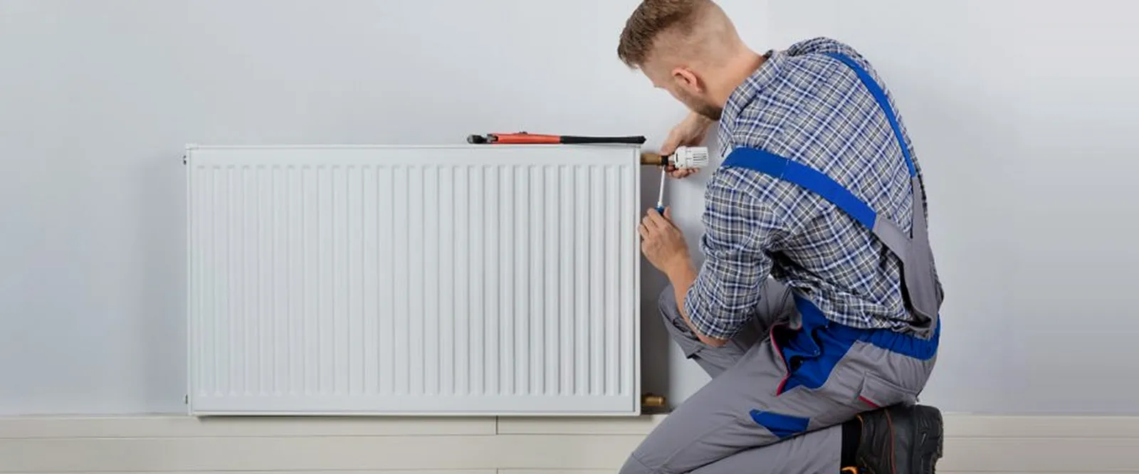 Técnico preparando materiales de calefacción en Plasencia