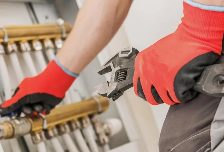Técnico preparando materiales de calefacción en Rabade